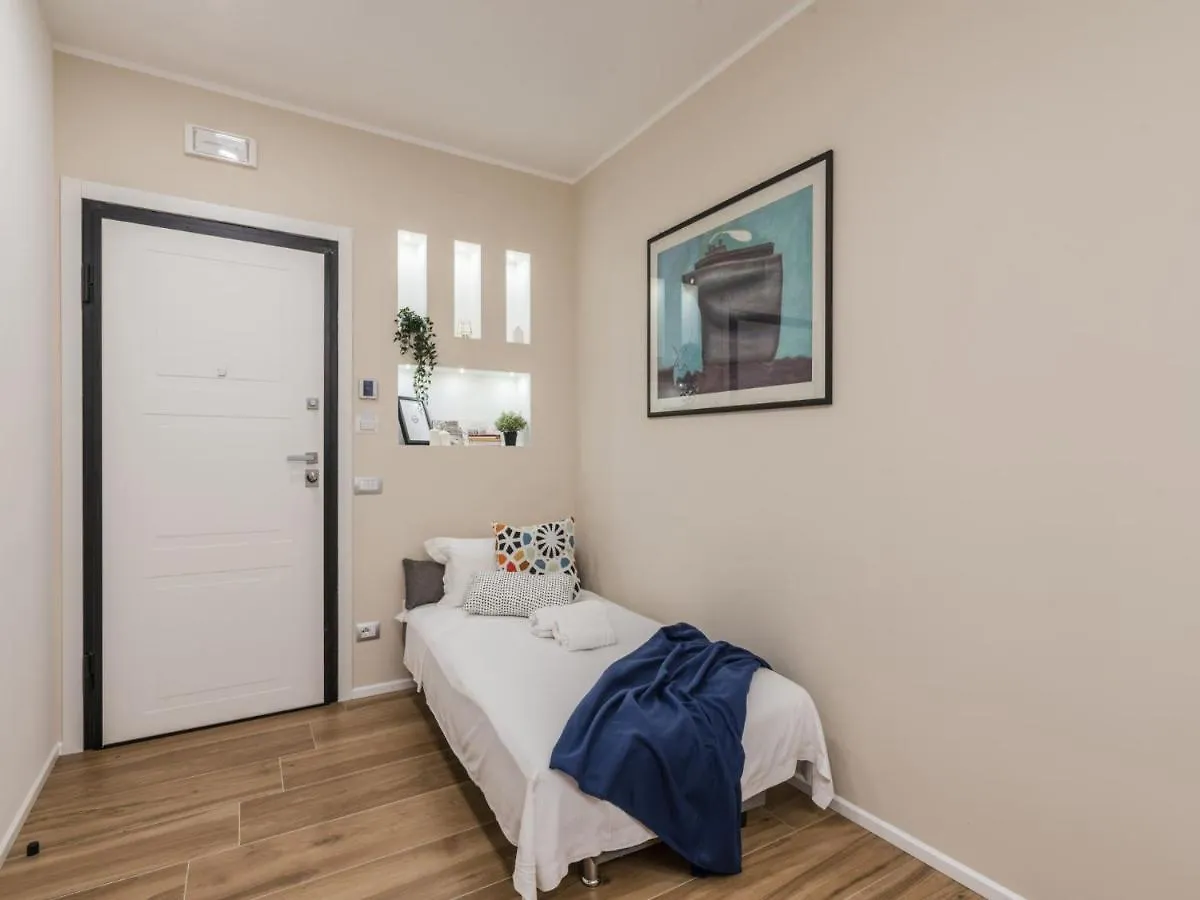 The Best Rent - Modern Three-Bedroom Apartment A Few Steps From The Colosseum Italy