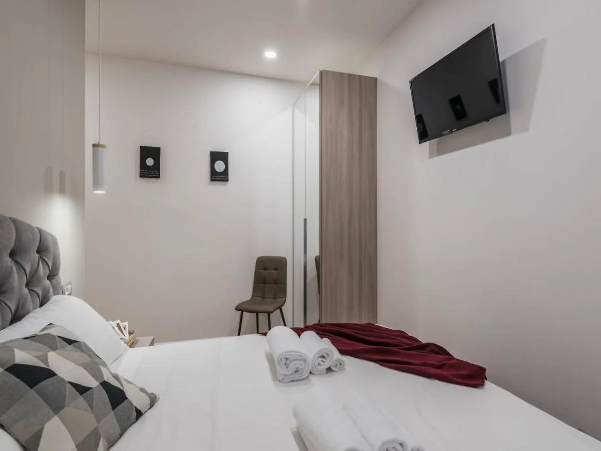 The Best Rent - Modern Three-Bedroom Apartment A Few Steps From The Colosseum 0*, Rome